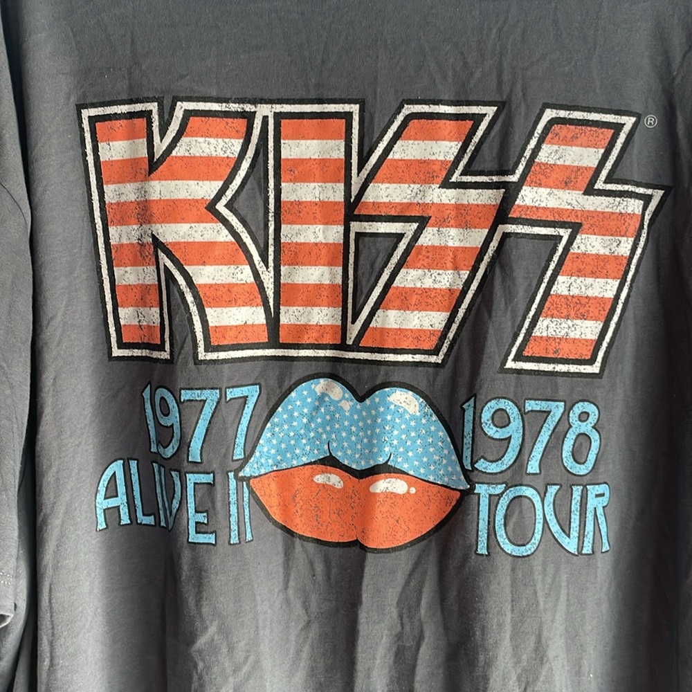 Kiss‎ - Picture 2 of 4